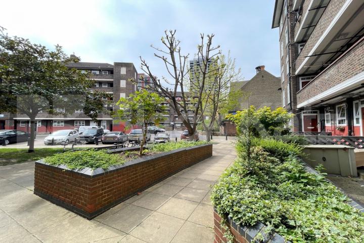 Bright & airy, well proportioned rooms & wooden floors throughout Falmouth Road, Borough